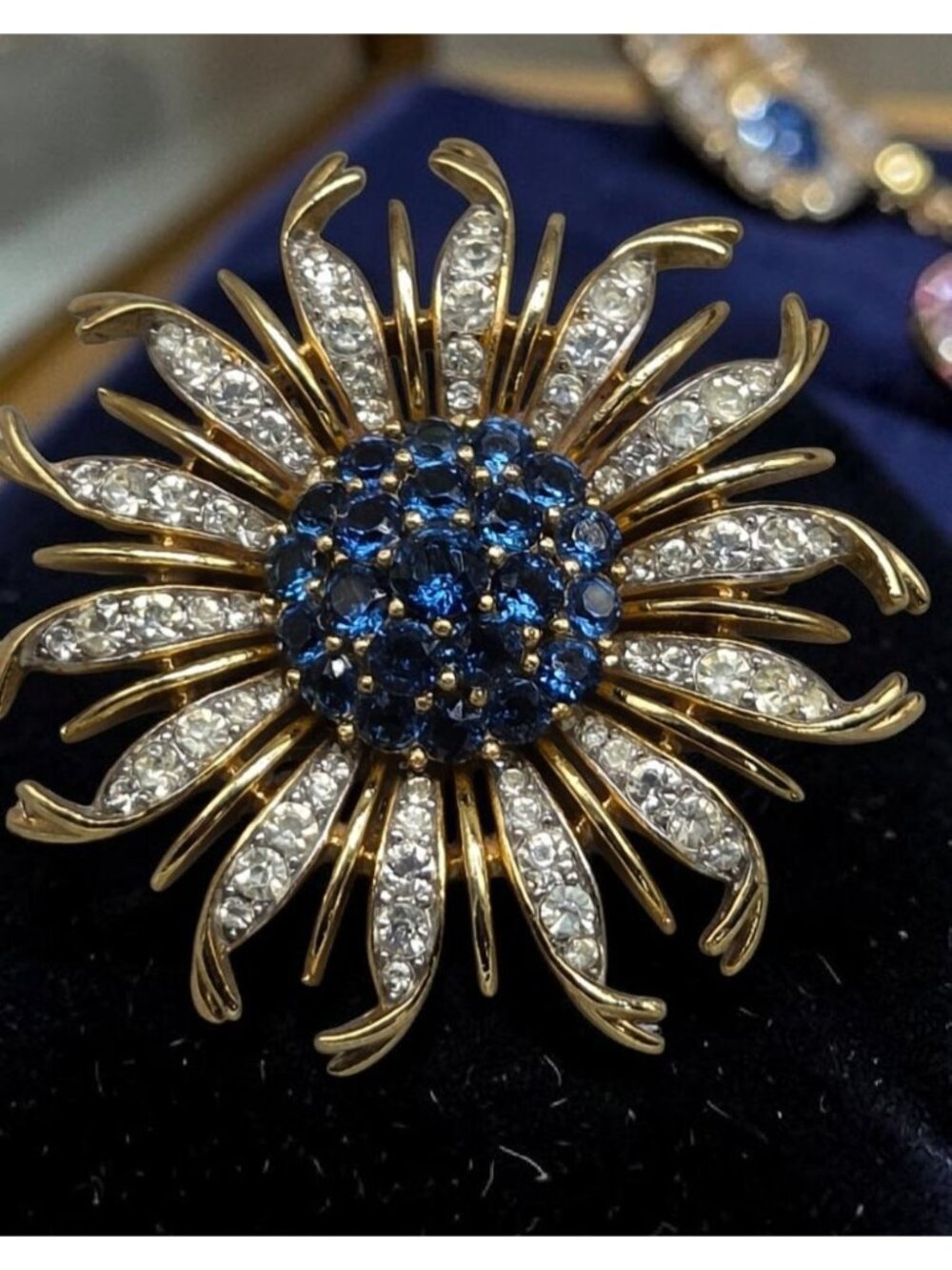 Vintage Crown Trifari Alfred Philippe Blue Crystal Chrysanthemum Flower Brooch - Picture 12 of 16